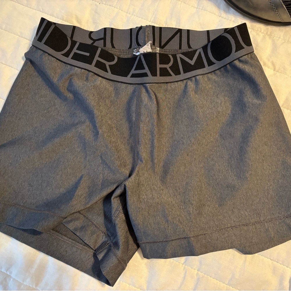 Women’s Under Armour gray spandex Shorts, Size S